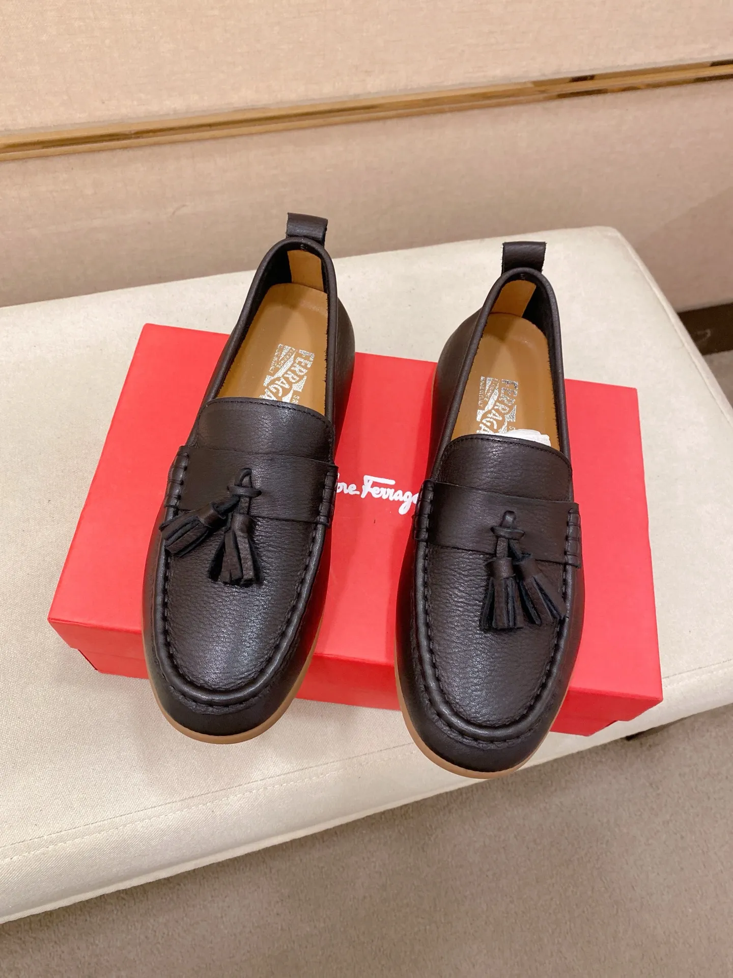 Factory price 500💰 Original Ferragamo men's shoes! The world's top brands...Luxury quality...//Fashion and high-end footwear 👍💪🏻...give you a low-key luxury comfort experience👍. The upper is made of pure Italian imported original cowhide and sweat-absorbent sheepskin lining. It is comfortable and breathable, high-end and classy... luxurious and noble!! .. OEM factory shipment [Hug] stall.. Original board. Welcome to taste..38--44.